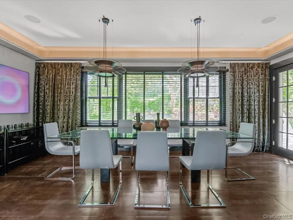 16 THE LOCH Roslyn Estates, NY 11576