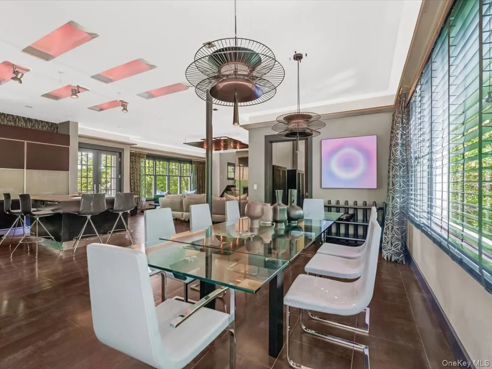 16 THE LOCH Roslyn Estates, NY 11576
