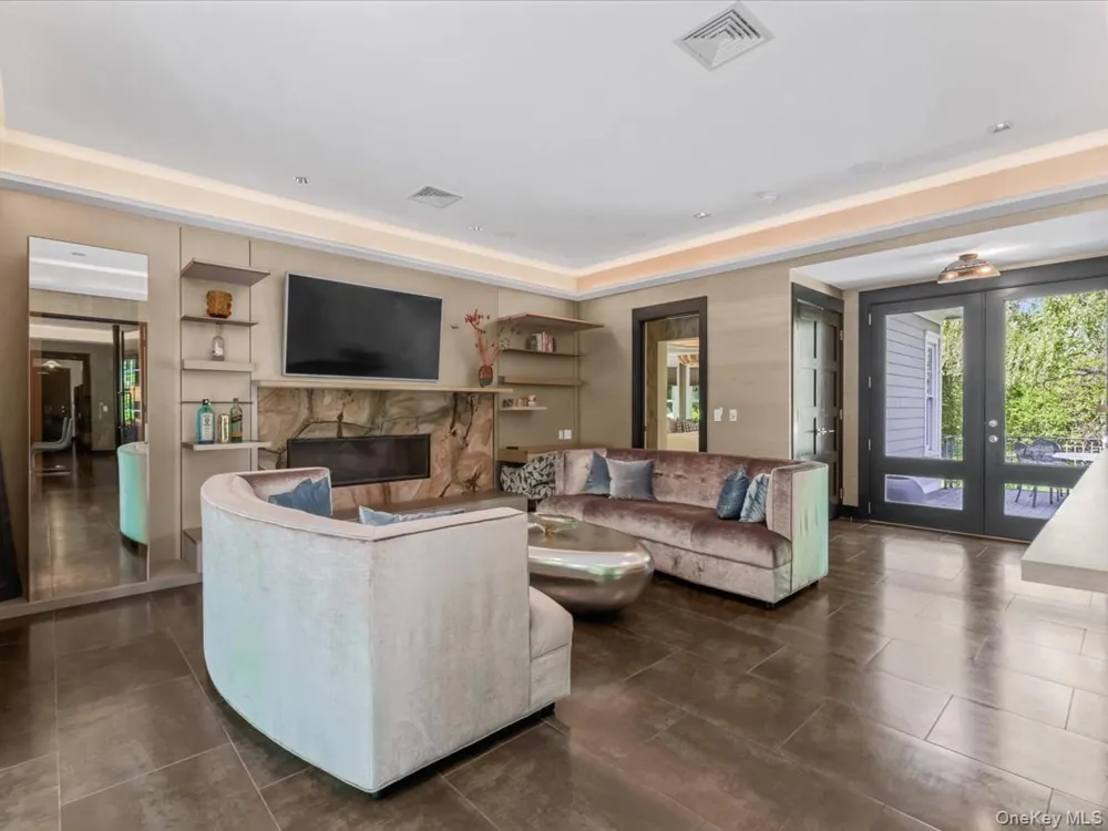 16 THE LOCH Roslyn Estates, NY 11576