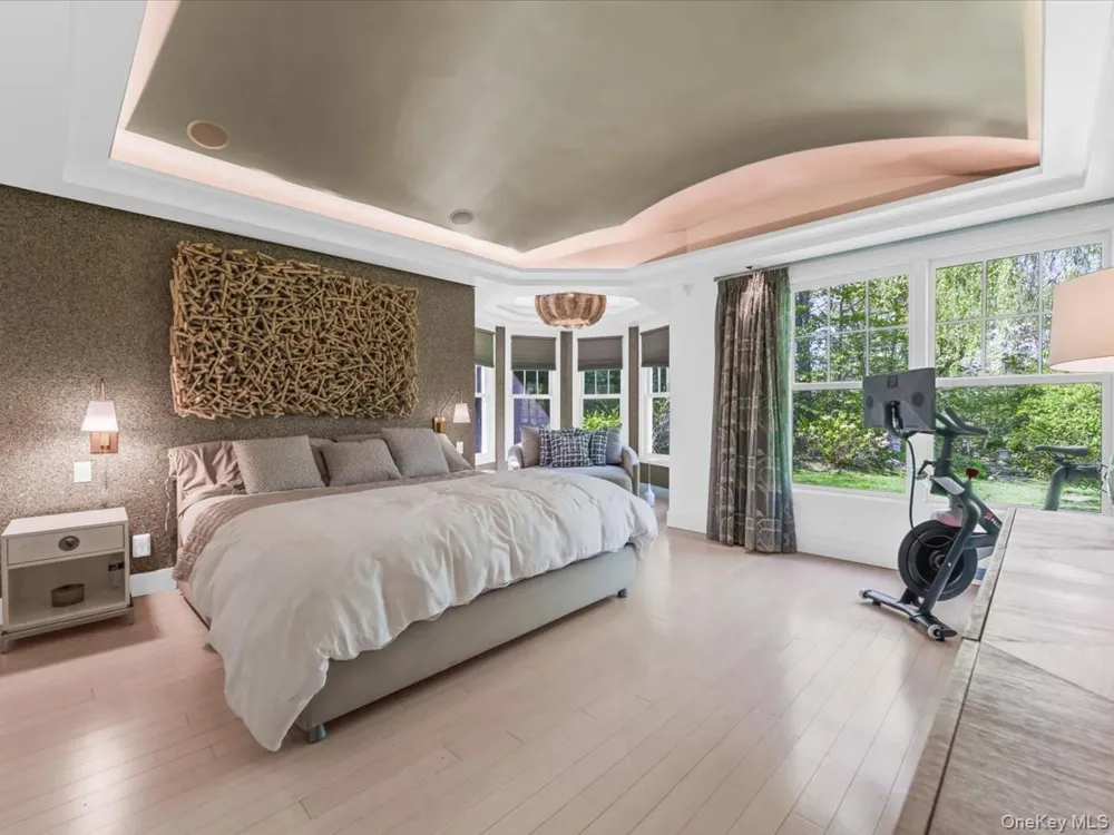 16 THE LOCH Roslyn Estates, NY 11576