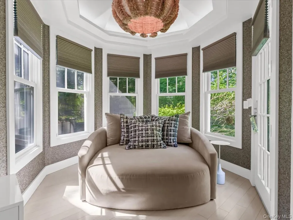 16 THE LOCH Roslyn Estates, NY 11576