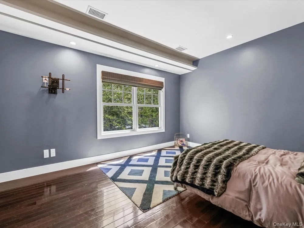 16 THE LOCH Roslyn Estates, NY 11576