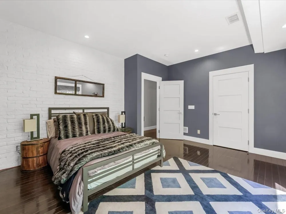 16 THE LOCH Roslyn Estates, NY 11576