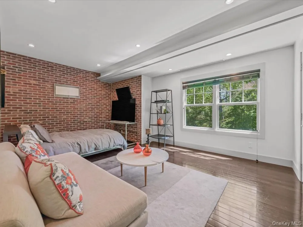 16 THE LOCH Roslyn Estates, NY 11576