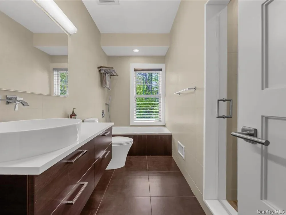 16 THE LOCH Roslyn Estates, NY 11576