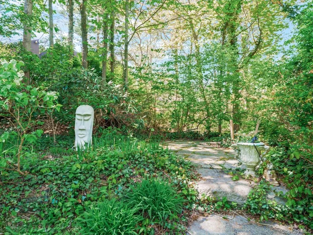 16 THE LOCH Roslyn Estates, NY 11576