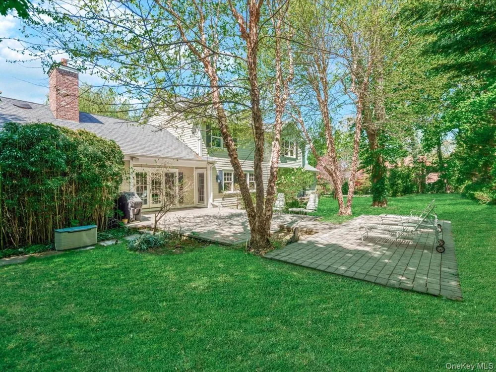 16 THE LOCH Roslyn Estates, NY 11576