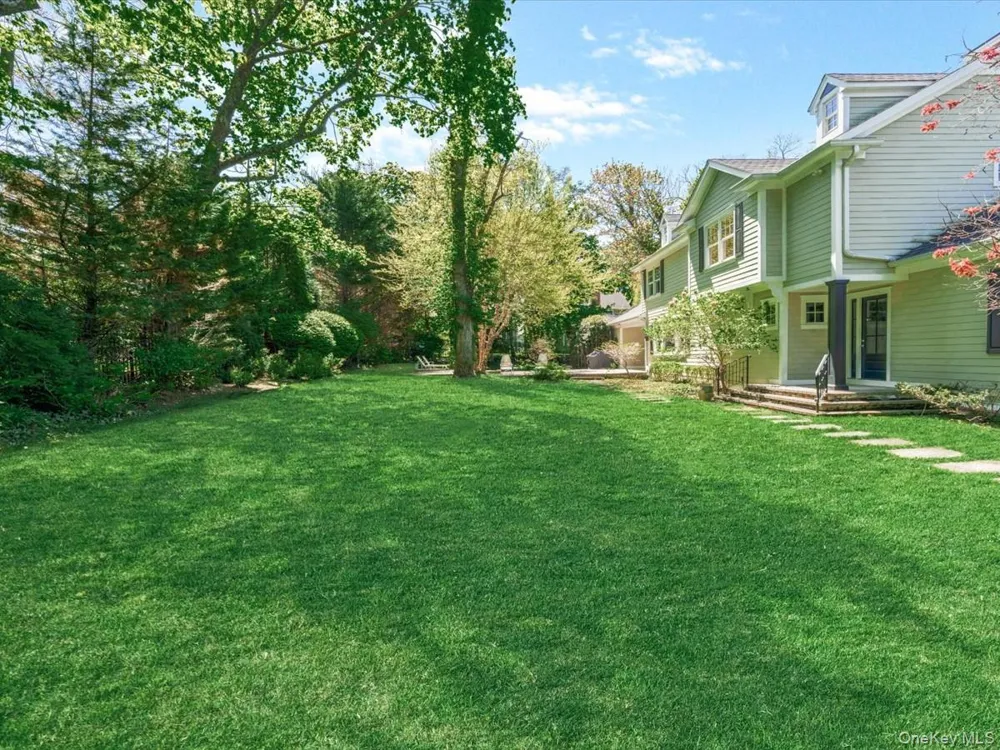 16 THE LOCH Roslyn Estates, NY 11576