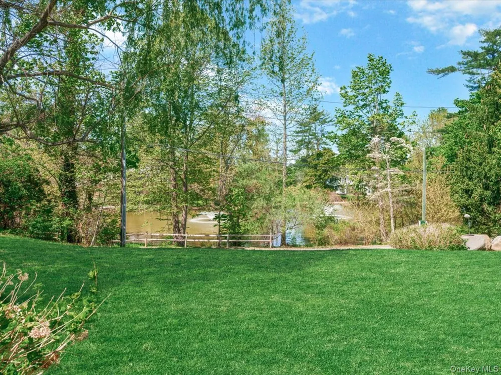 16 THE LOCH Roslyn Estates, NY 11576