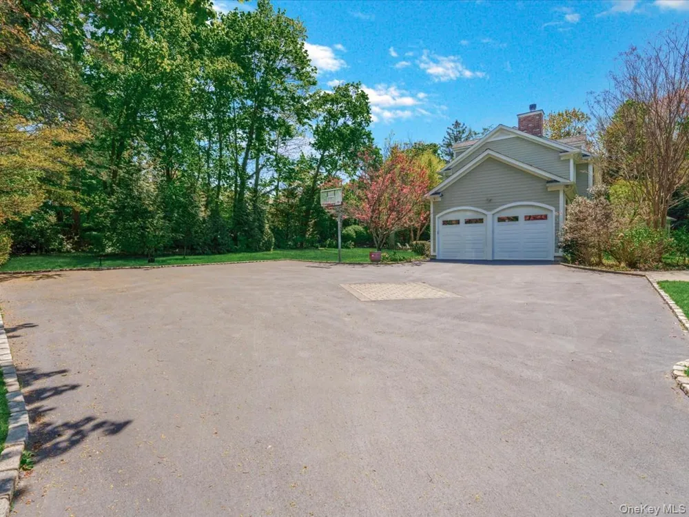16 THE LOCH Roslyn Estates, NY 11576