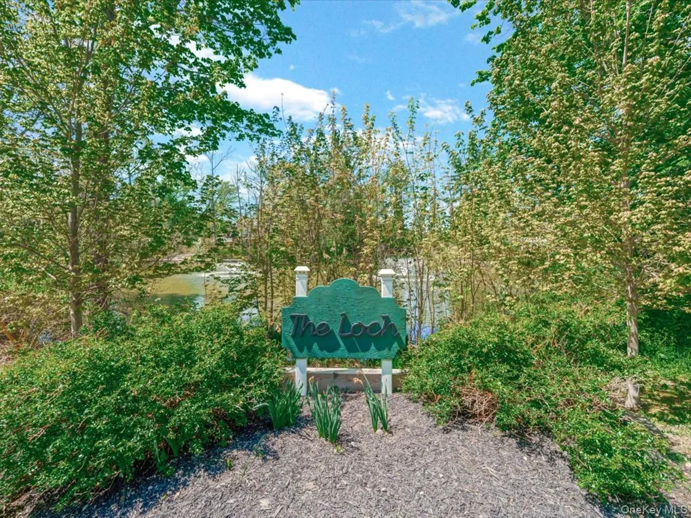16 THE LOCH Roslyn Estates, NY 11576
