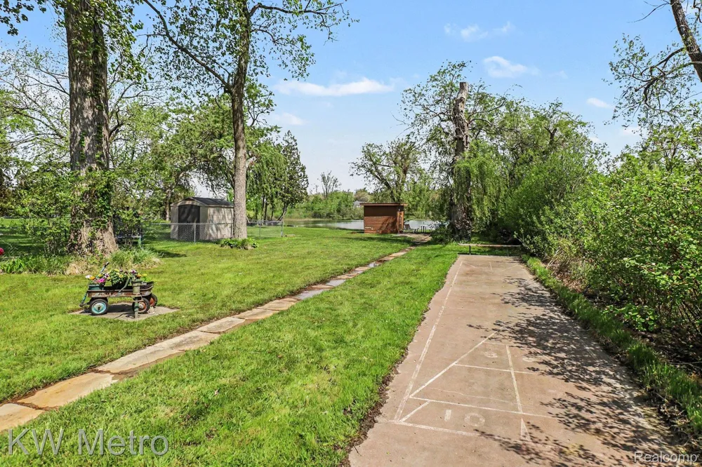 657 Dunleavy Drive Highland Charter Township, MI 48356