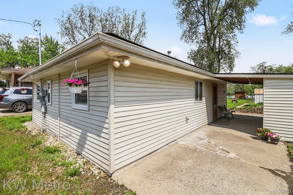 657 Dunleavy Drive Highland Charter Township, MI 48356