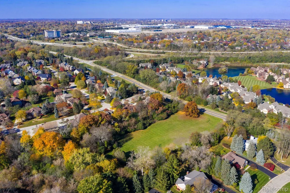 700 E SQUARE LAKE ROAD Bloomfield Charter Township, MI 48304