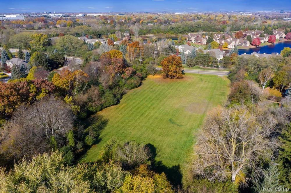 700 E SQUARE LAKE ROAD Bloomfield Charter Township, MI 48304