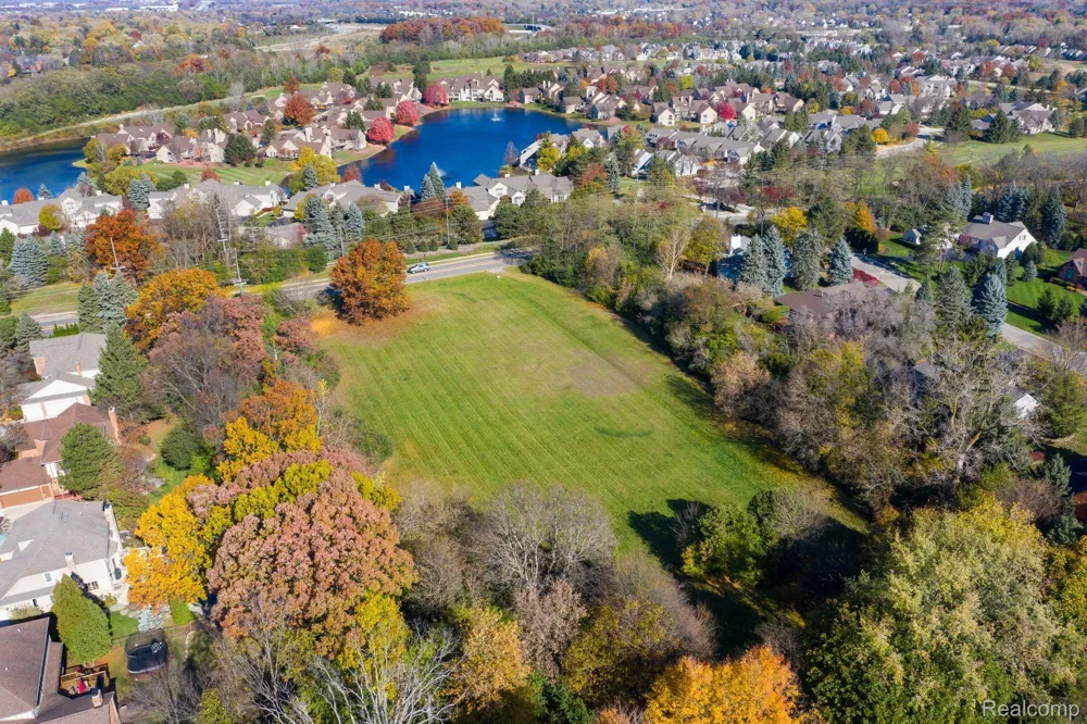 700 E SQUARE LAKE ROAD Bloomfield Charter Township, MI 48304