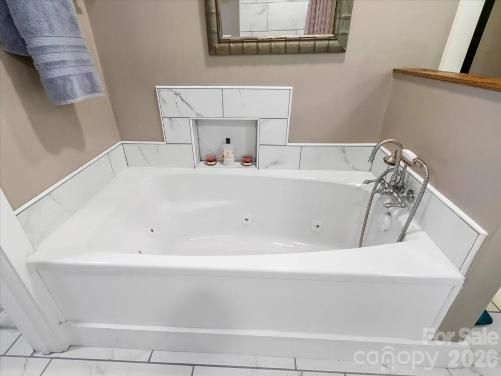 2 Ray Road Weaverville, NC 28787