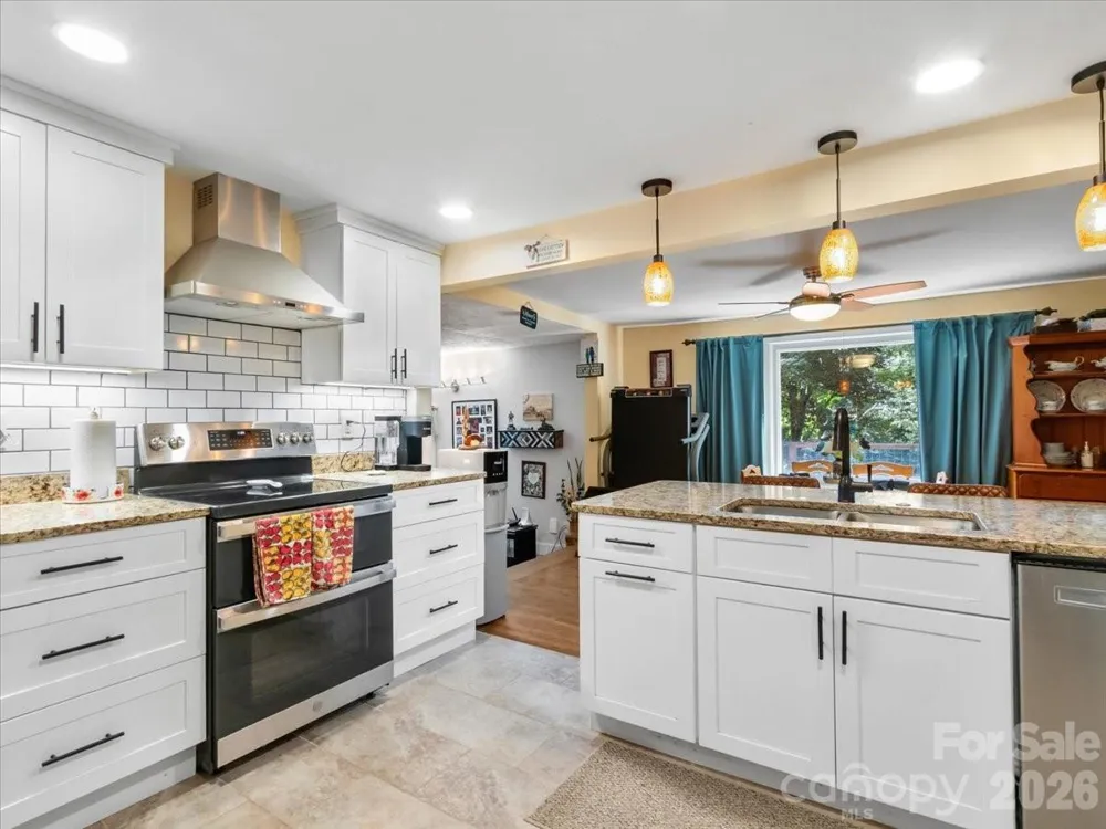 2 Ray Road Weaverville, NC 28787
