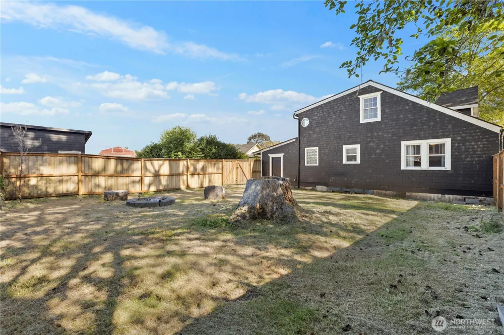 4202 L PLACE Seaview, WA 98641