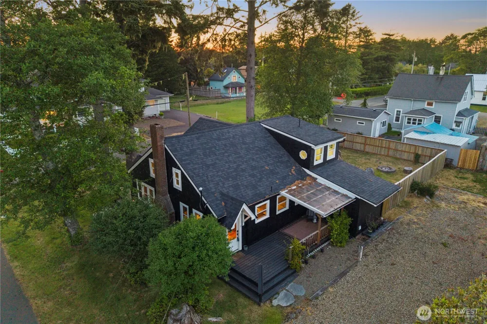 4202 L PLACE Seaview, WA 98641