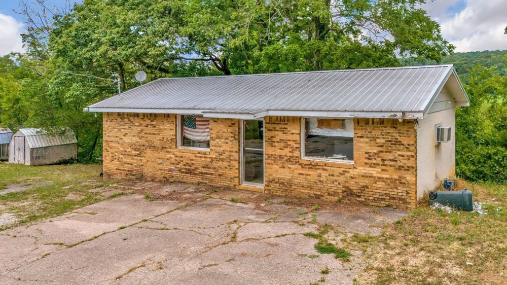 1076 Hwy 13 North Lobelville, TN 37097