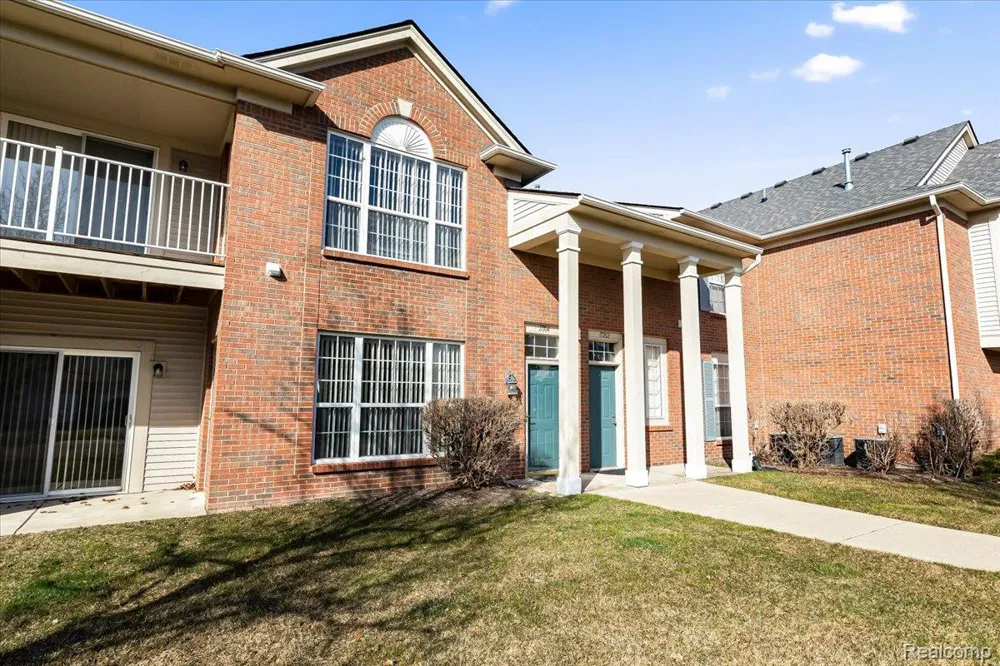 17104 Chesapeake Circle Commerce Charter Township, MI 48390