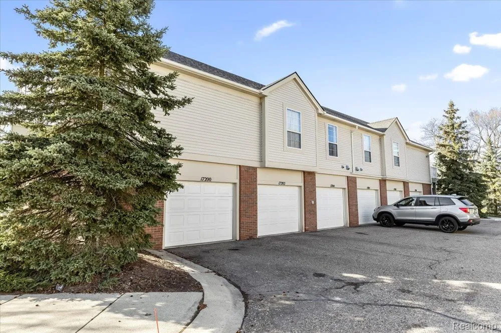 17104 Chesapeake Circle Commerce Charter Township, MI 48390