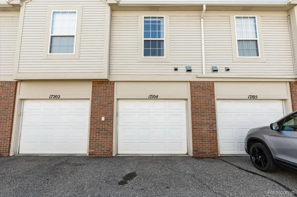 17104 Chesapeake Circle Commerce Charter Township, MI 48390