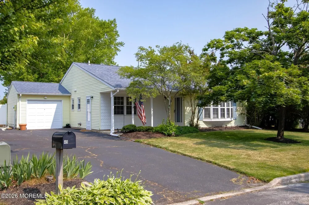 49 Williamsburg Drive Tinton Falls, NJ 07753