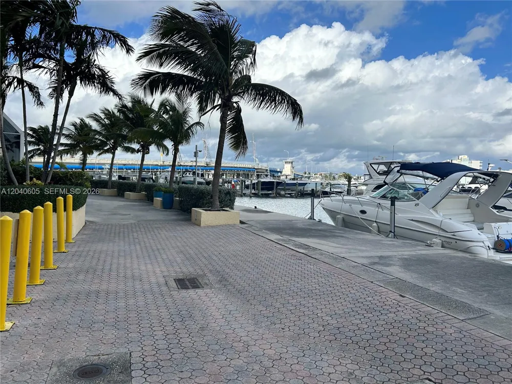 7601 E Treasure Dr #2104 North Bay Village, FL 33141