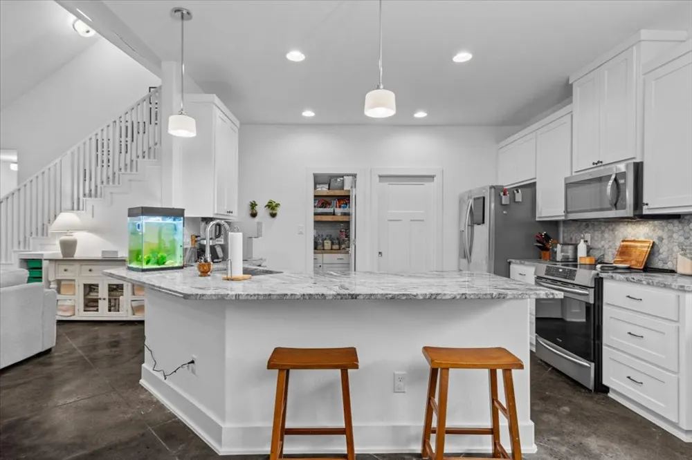 10304 Twin Lake Circle Dripping Springs, TX 78620