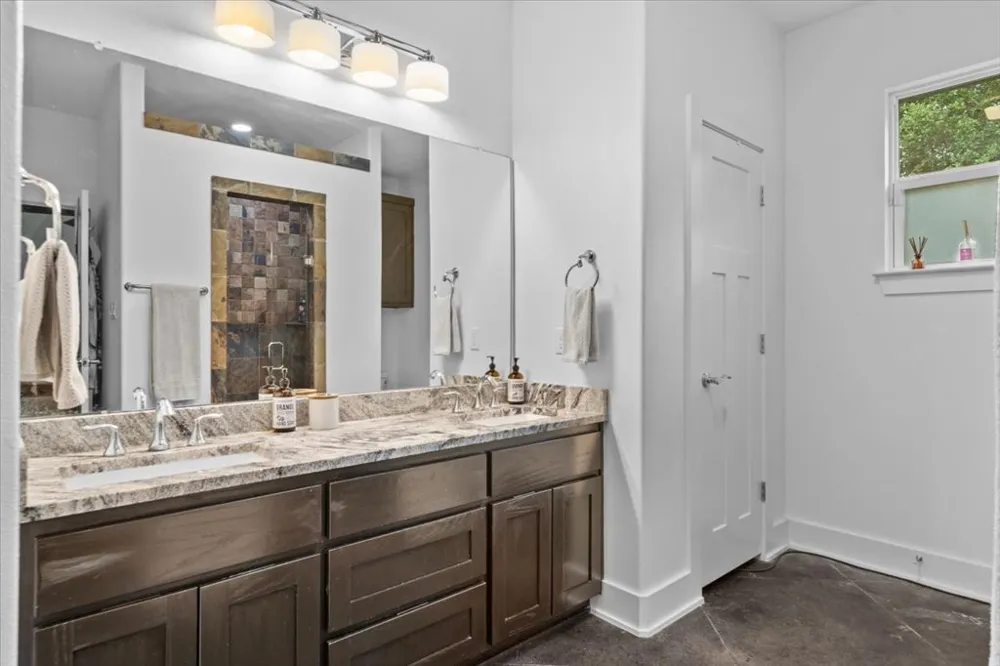 10304 Twin Lake Circle Dripping Springs, TX 78620
