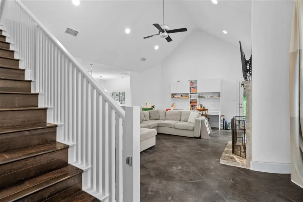 10304 Twin Lake Circle Dripping Springs, TX 78620