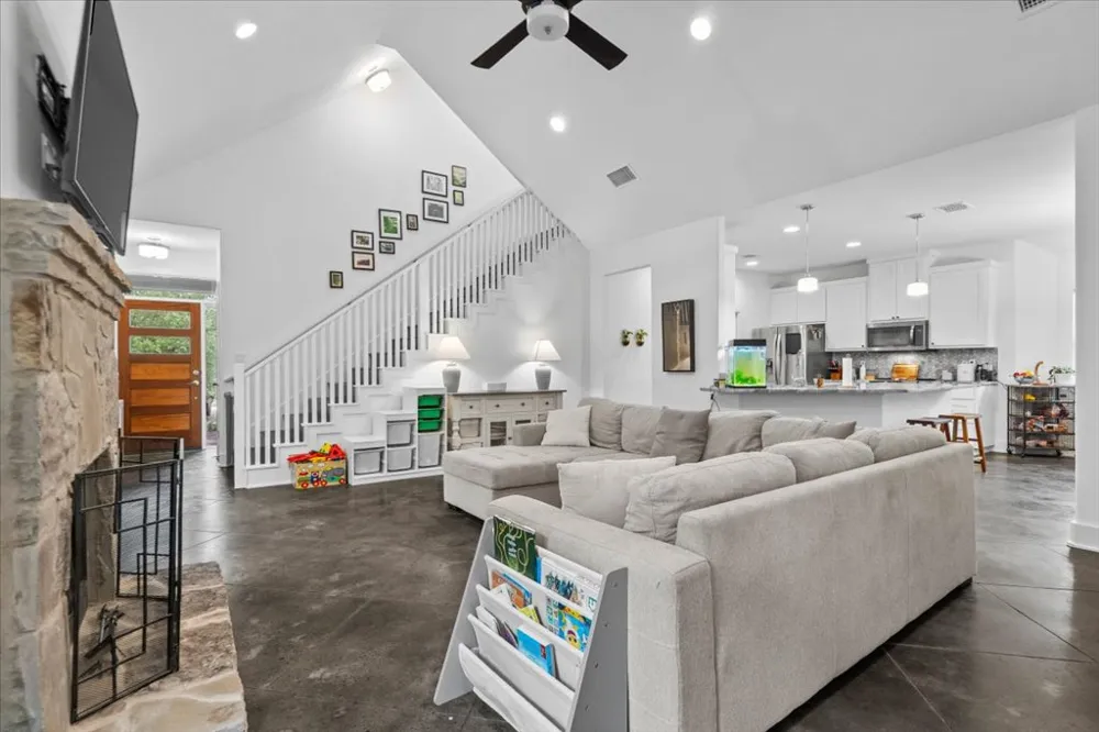 10304 Twin Lake Circle Dripping Springs, TX 78620