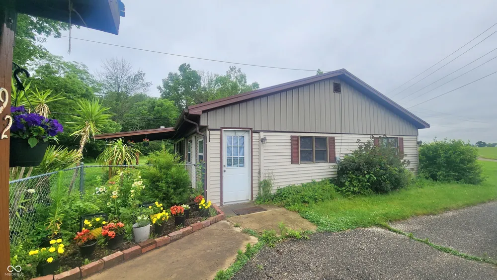 92 E Trestle Road Veedersburg, IN 47987