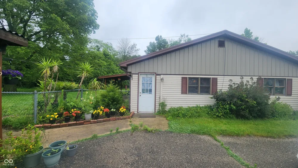 92 E Trestle Road Veedersburg, IN 47987
