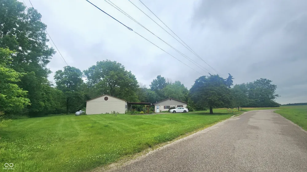 92 E Trestle Road Veedersburg, IN 47987