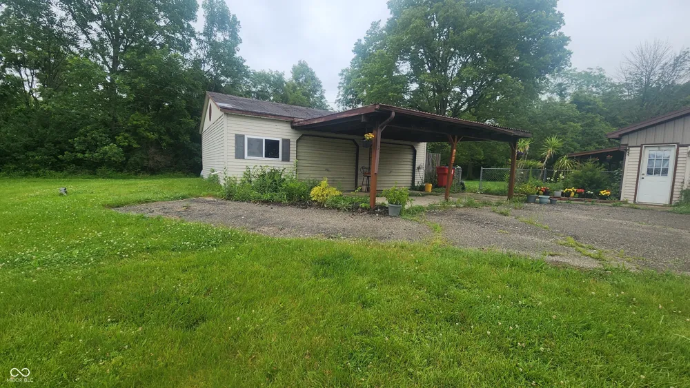 92 E Trestle Road Veedersburg, IN 47987