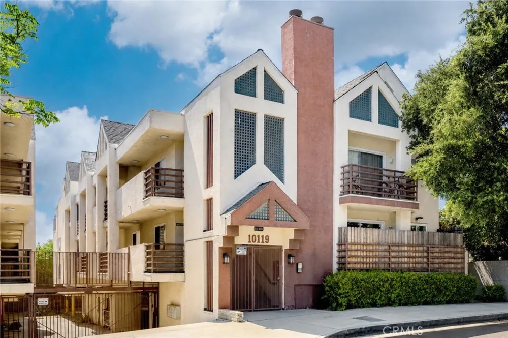 10119 Pinewood Avenue #207 Tujunga, CA 91042