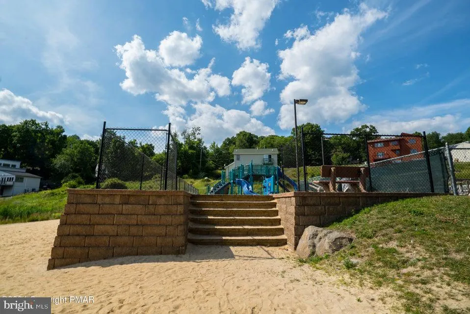 117 CLIFTON DR Bushkill, PA 18324