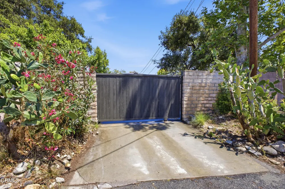 168 Lamour Drive La Canada Flintridge, CA 91011