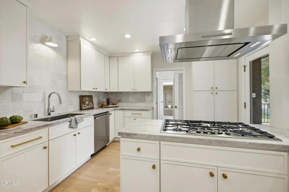 168 Lamour Drive La Canada Flintridge, CA 91011