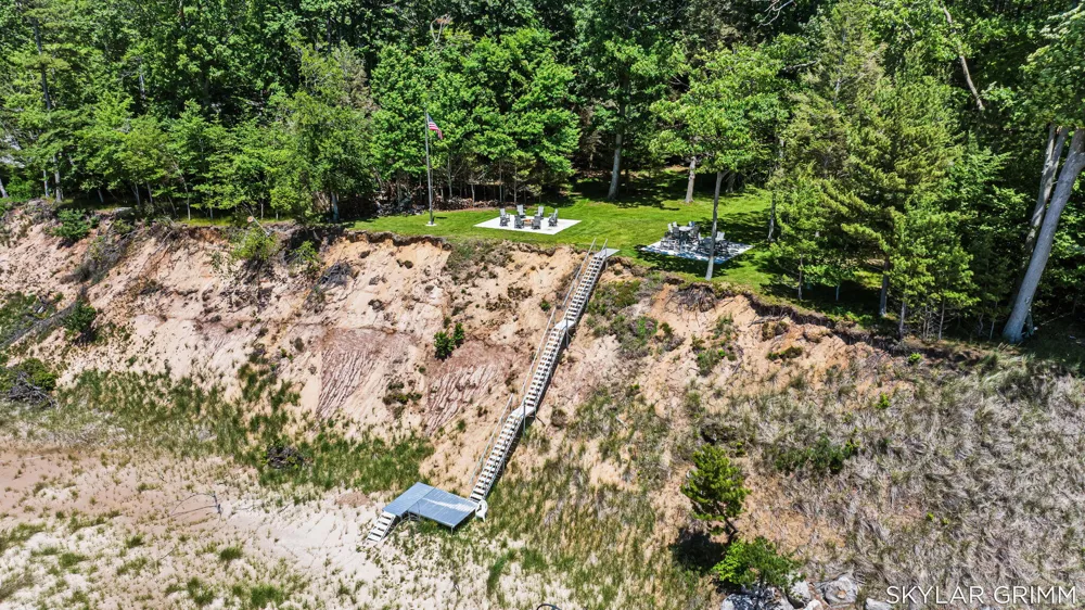 2121 Scenic Drive Muskegon, MI 49445