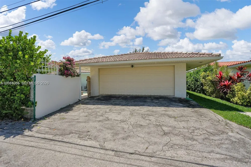 2255 NE 120th St North Miami, FL 33181