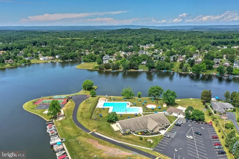 571 HOOKER DRIVE Gettysburg, PA 17325