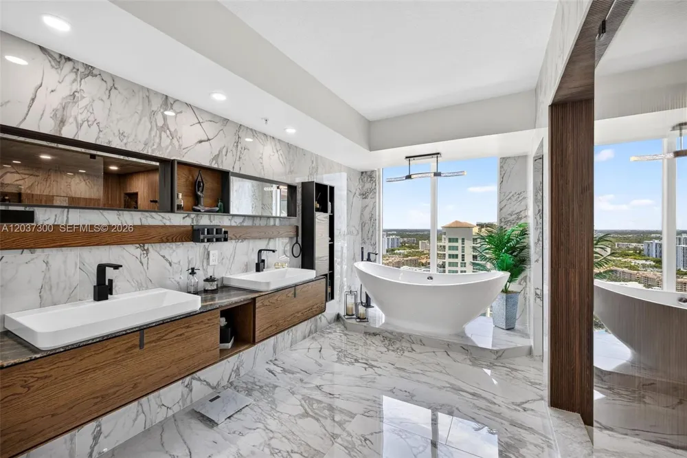3370 Hidden Bay Dr ##UPH3715 Aventura, FL 33180