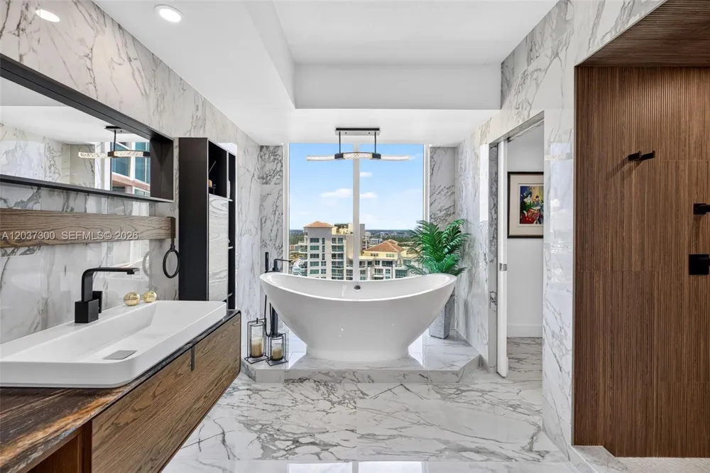 3370 Hidden Bay Dr ##UPH3715 Aventura, FL 33180