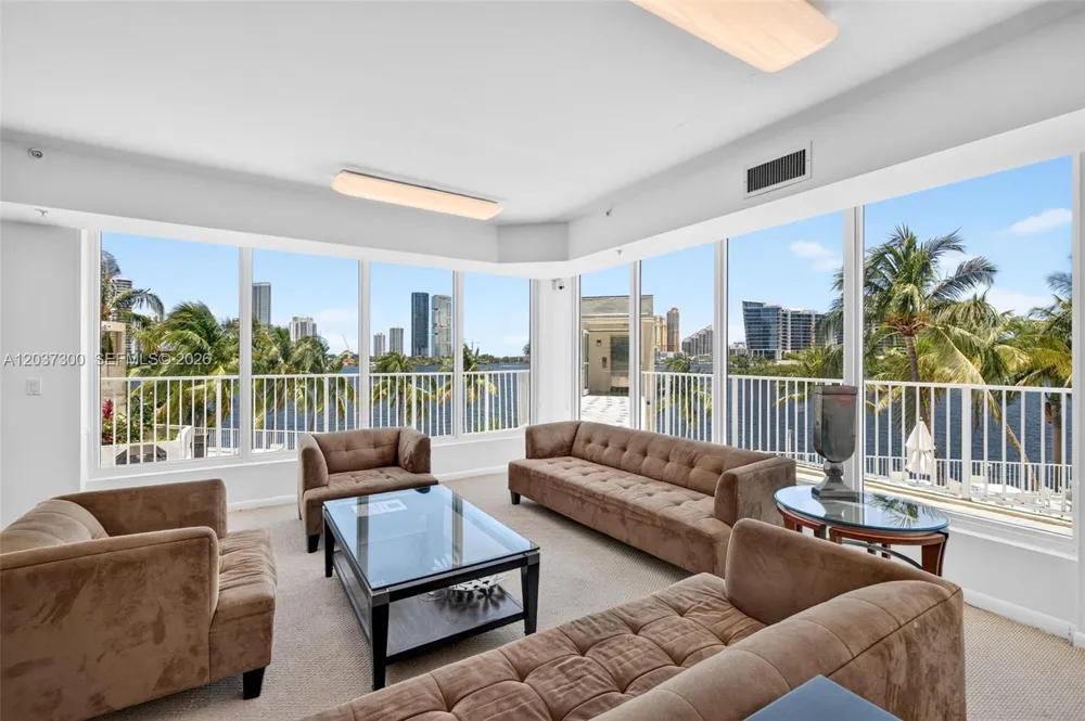 3370 Hidden Bay Dr ##UPH3715 Aventura, FL 33180