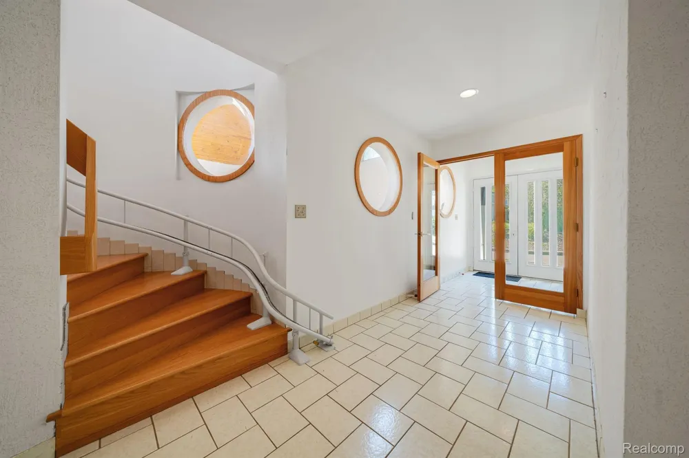 935 Stratton Drive Waterford Charter Township, MI 48328