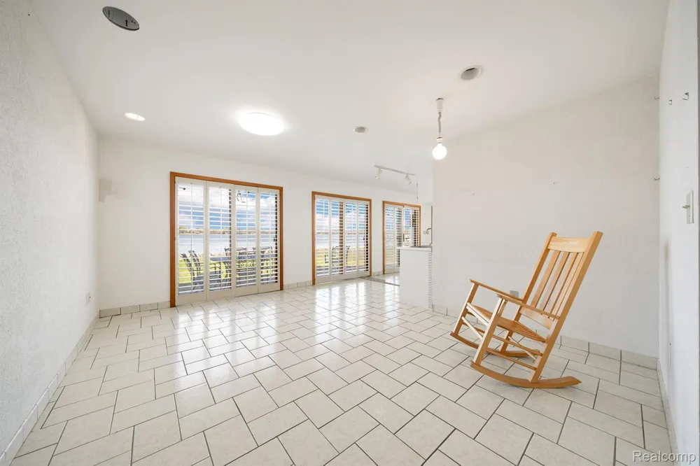 935 Stratton Drive Waterford Charter Township, MI 48328